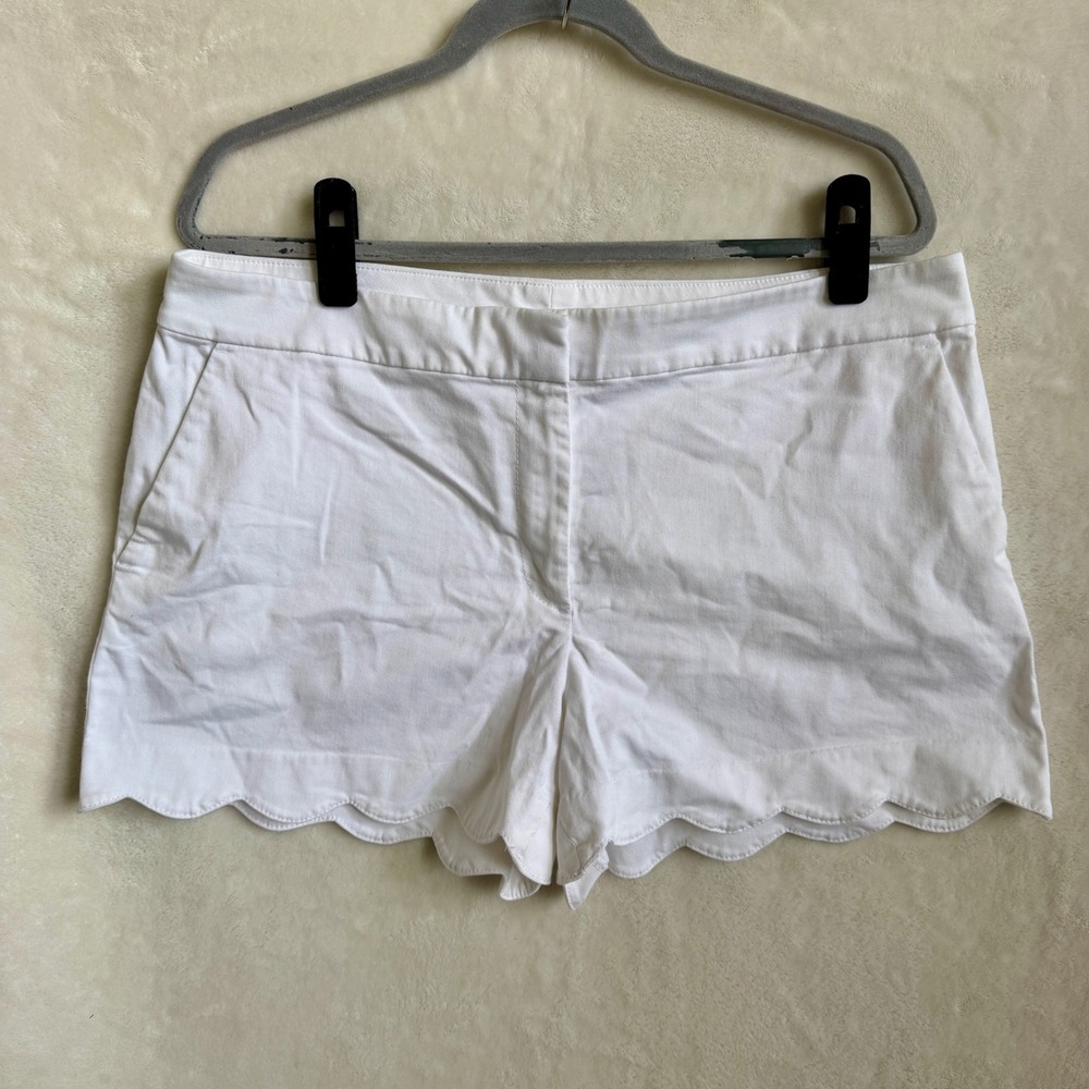 LOFT Riviera White Scalloped Hem Shorts Size 12 Cotton Blend Preppy Summer Chic